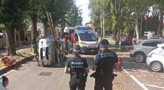 Perde il controllo dell’auto e si ribalta su un lato, paura per una 75enne