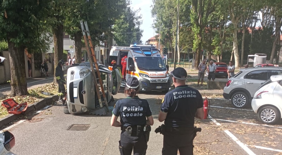 Perde il controllo dell’auto e si ribalta su un lato, paura per una 75enne