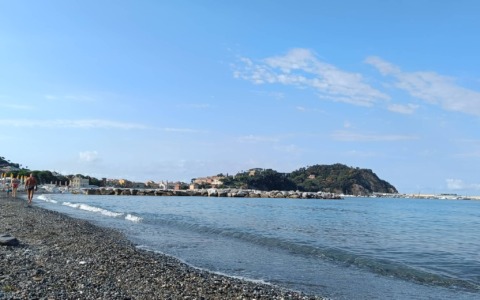 Perde la fede in mare, una bimba di 8 anni la ritrova dopo tre settimane