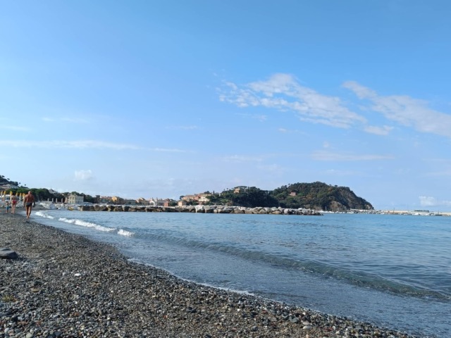 Perde la fede in mare, una bimba di 8 anni la ritrova dopo tre settimane