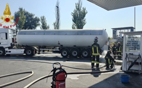Perdita di GPL in un distributore, palazzi evacuati e strada chiusa