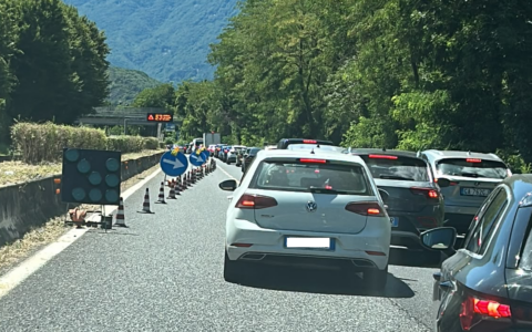 Piano anticode sulla Statale 36, qualcosa non funziona: corsie verso Lecco aperte in ritardo  e il traffico va in tilt