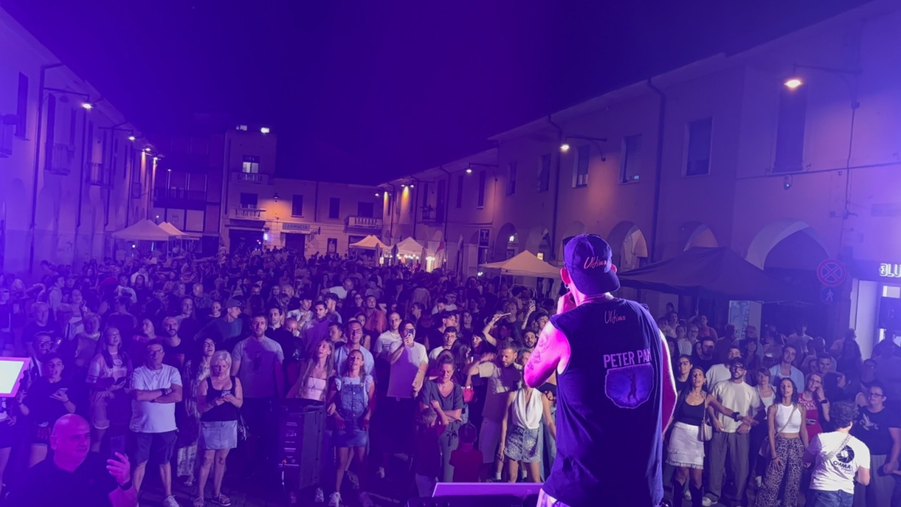 Piazza piena e grandi emozioni al concerto tributo di Ultimo in memoria di Fabio e Manuel