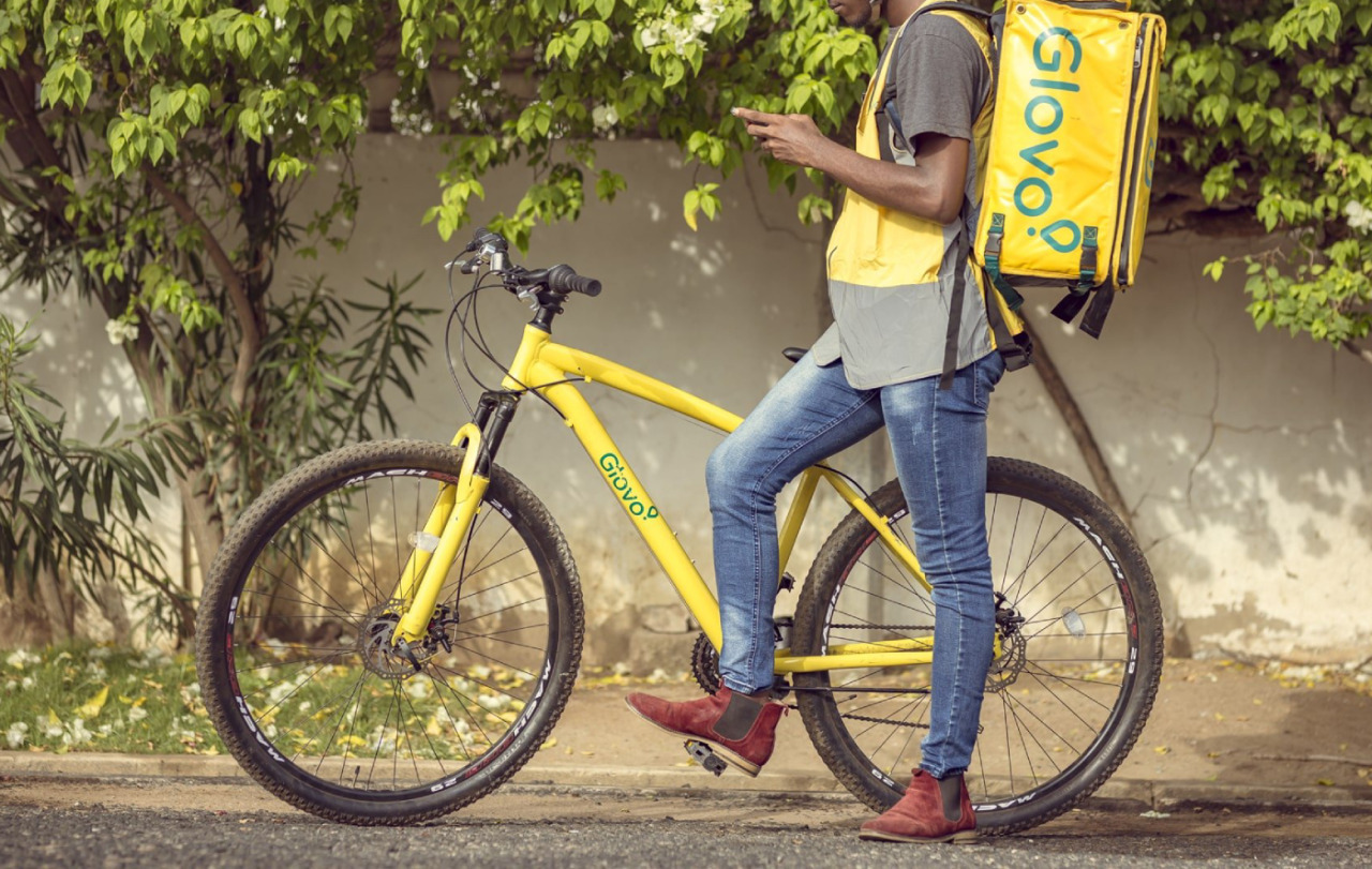 Poca sicurezza e furti di bici elettriche ai rider di Pavia: il Codacons chiede più controlli
