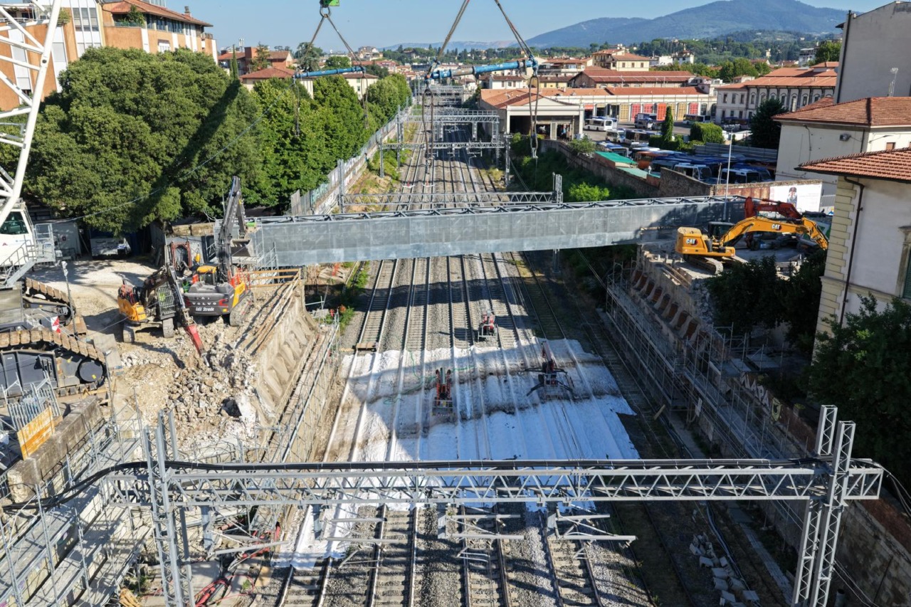 Ponte al Pino, nuova fase dei lavori: traffico ferroviario sospeso fino a giovedì. E nel cantiere arriva anche Salvini