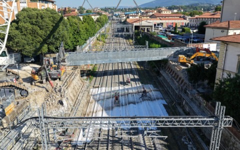 Ponte al Pino, nuova fase dei lavori: traffico ferroviario sospeso fino a giovedì. E nel cantiere arriva anche Salvini