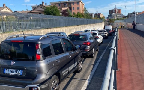Ponte degli specchietti chiuso, città invasa dal traffico: “Allo studio una soluzione”