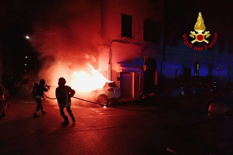 Prato, abitazione distrutta da un incendio: un intossicato in ospedale
