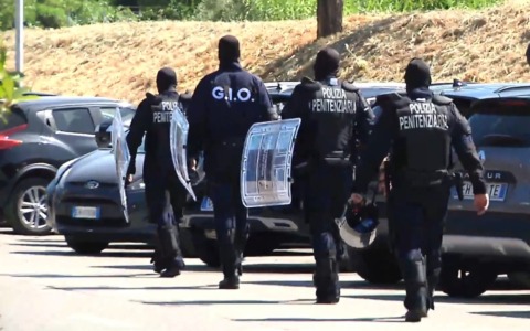 Prato, nuovo lancio di droga e smartphone dentro il carcere