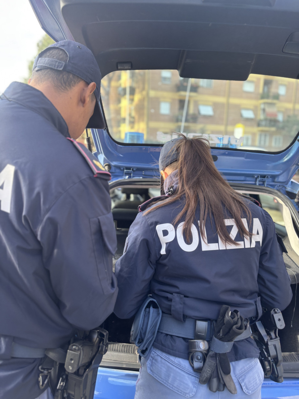 Precipita da 30 metri, caccia al fidanzato