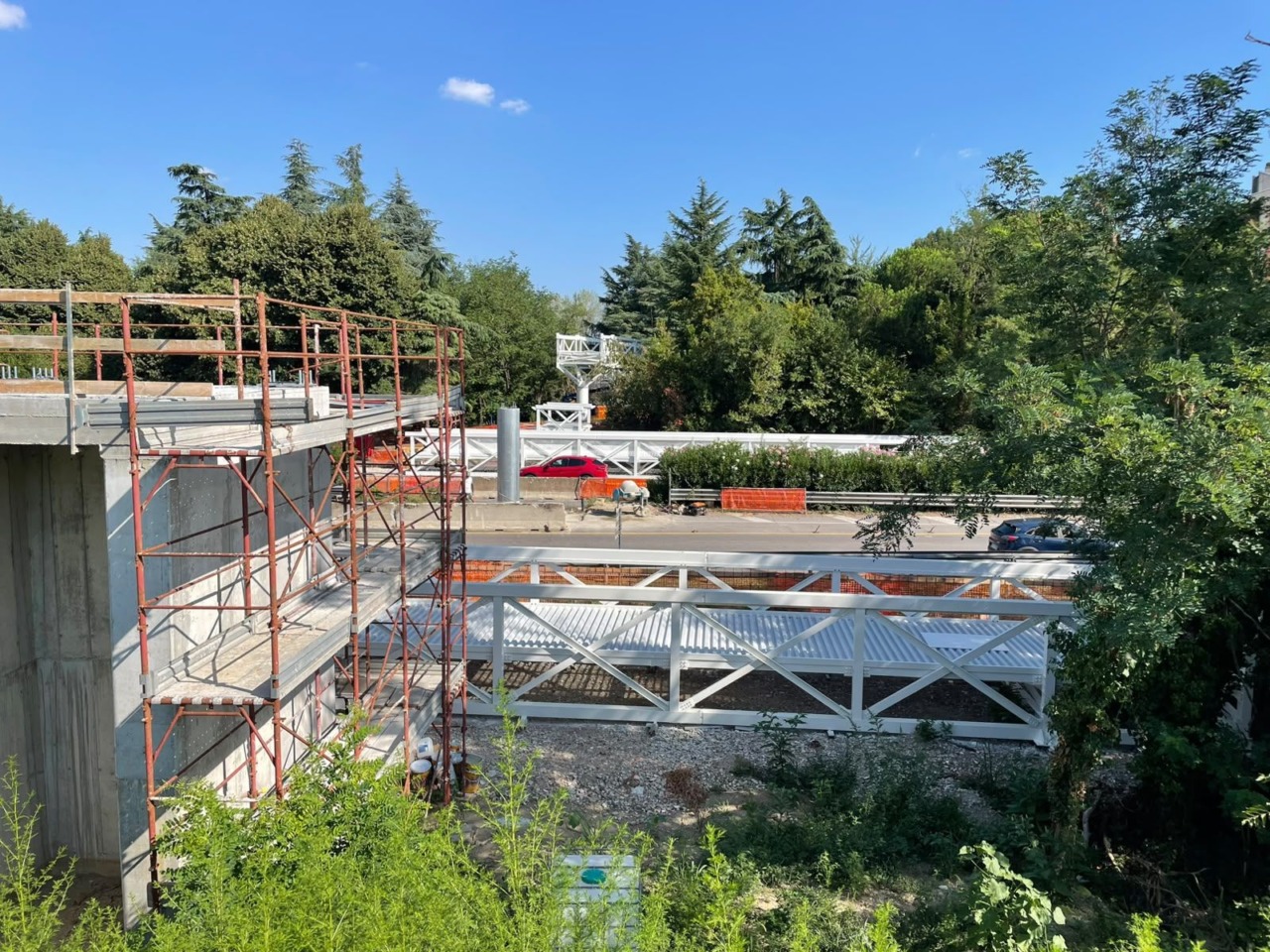 Pronti per la posa del nuovo ponte ciclopedonale
