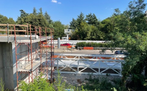 Pronti per la posa del nuovo ponte ciclopedonale