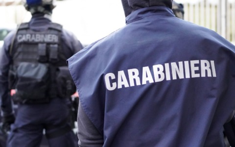 Propaganda terrorista e anarchica sui social: un arresto e perquisizioni nella Capitale