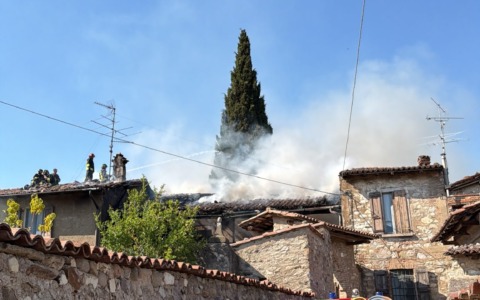 Provaglio d’Iseo, auto prende fuoco e incendia un’abitazione: nessun ferito