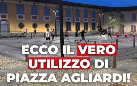 Ragazzi giocano a calcio in piazza e scoppia il caso