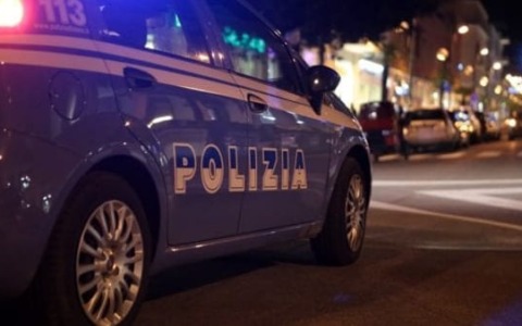 Rapina un negozio a Ivrea e aggredisce i poliziotti: arrestato un 22enne