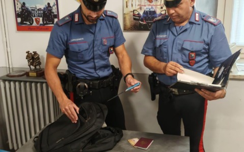 Rapina un supermercato in centro a Brescia e spintona l’addetto alla vigilanza: 25enne arrestato
