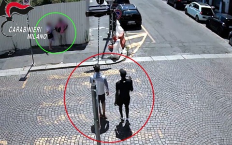 Rapina un turista davanti alle telecamere della caserma dei carabinieri: 18enne arrestato dopo un inseguimento