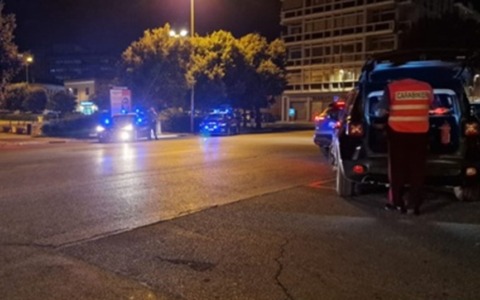 Rapinano tre giovani all’alba, cinque arresti