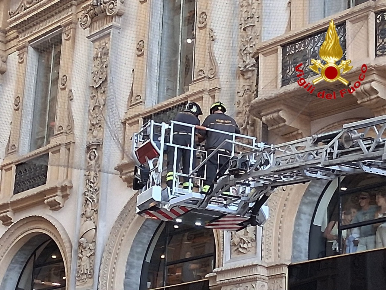 Rete anti piccioni pericolante nella Galleria: area messa in sicurezza