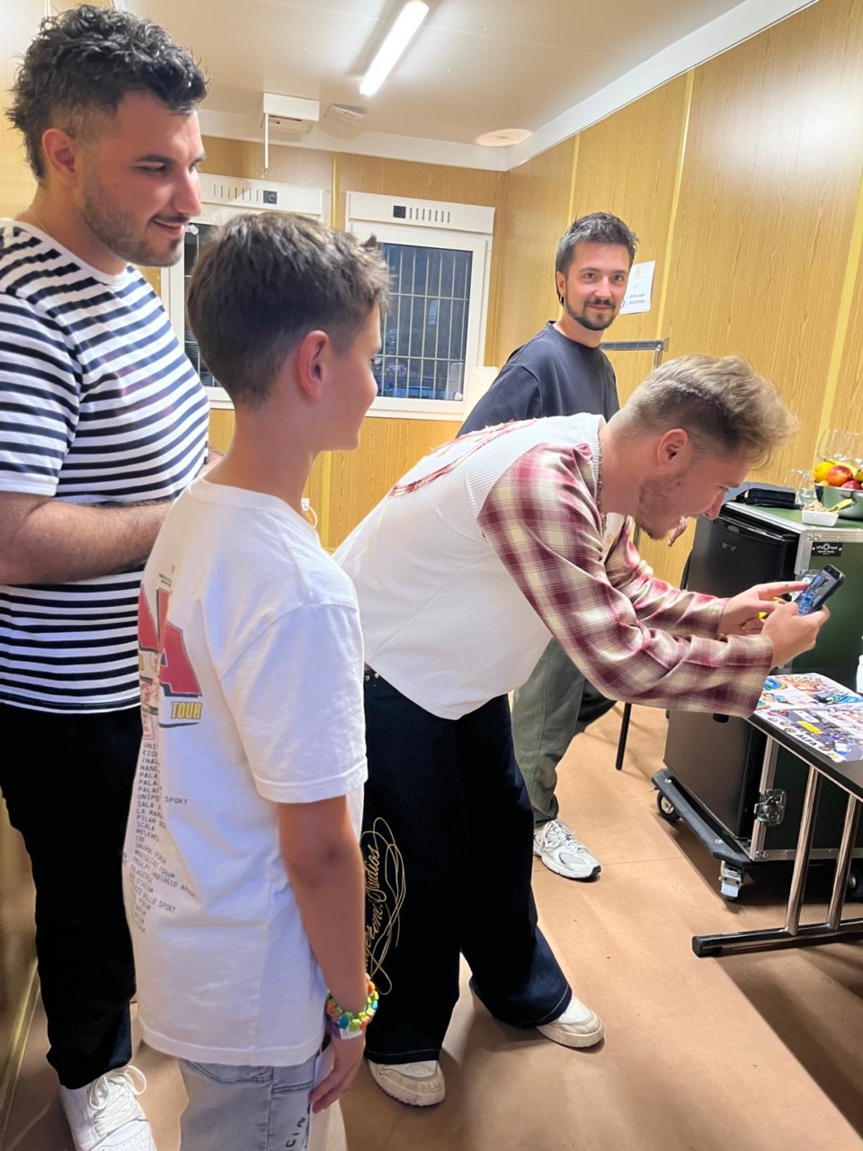 Ricrea il palco di Alfa con i Lego e il cantante lo invita nel backstage