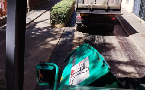 Rifatti gli asfalti delle strade di fronte agli ingressi delle scuole di Pioltello Vecchia e Seggiano