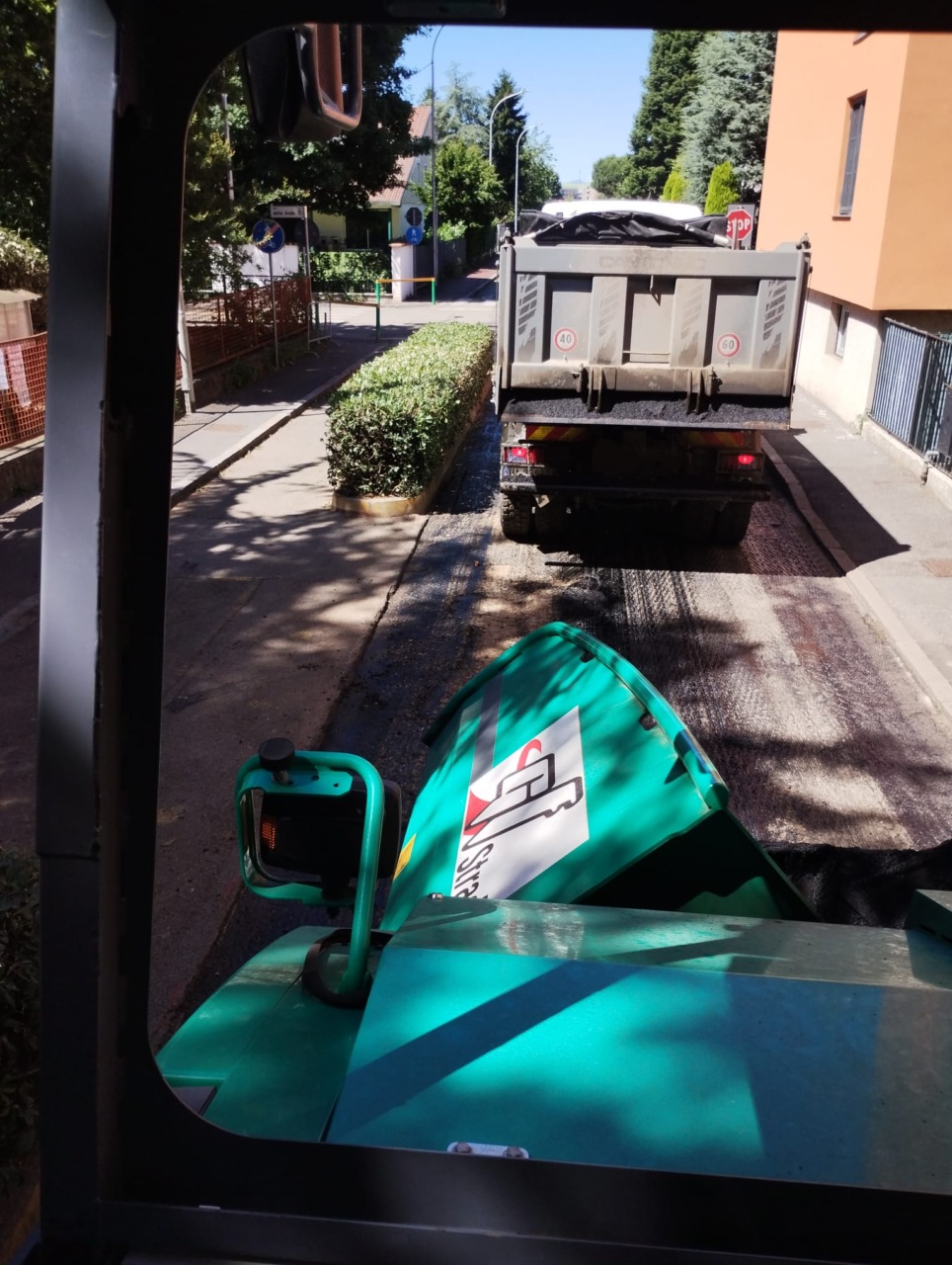 Rifatti gli asfalti delle strade di fronte agli ingressi delle scuole di Pioltello Vecchia e Seggiano