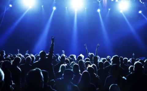 Rissa fuori da una discoteca della Bassa, tre arresti. Massacrato un 41enne
