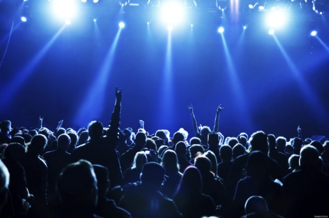 Rissa fuori da una discoteca della Bassa, tre arresti. Massacrato un 41enne