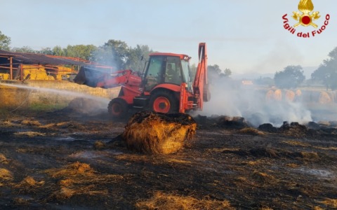 L’incendio alla Remat Italia, un’altra giornata di lavoro per i Vigili del Fuoco / FOTO