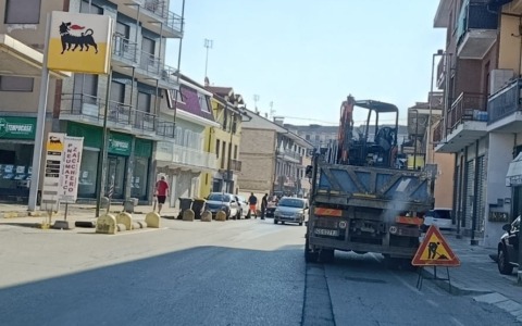 Rottura di una tubazione nel centro del paese