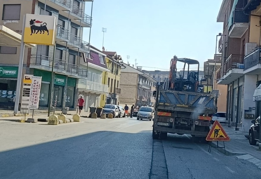 Rottura di una tubazione nel centro del paese