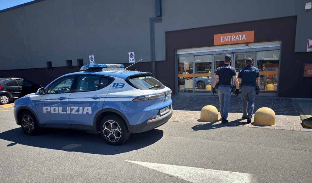 Rubano in un supermercato poi si nascondono (inutilmente) tra le auto: nei guai due donne