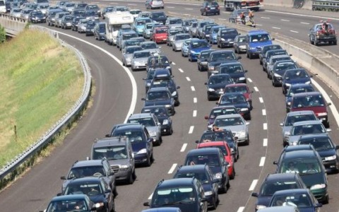 Sabato da bollino rosso verso il mare: coda e rallentamenti sull’A26