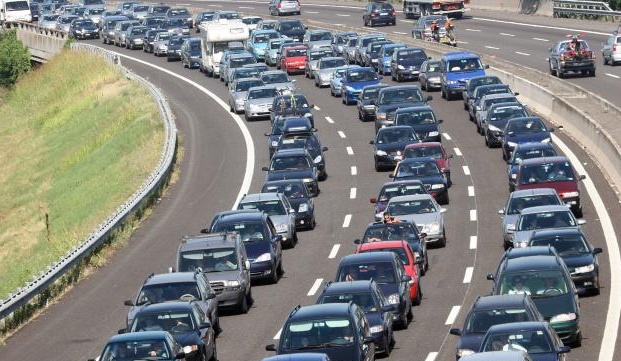 Sabato da bollino rosso verso il mare: coda e rallentamenti sull’A26