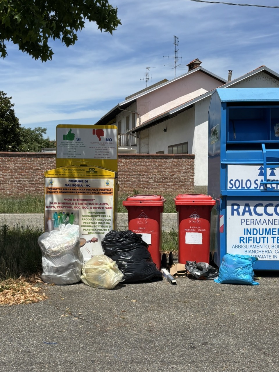 Saluggia: degrado e rifiuti abbandonati al parcheggio del cimitero
