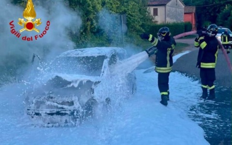San Giuliano Terme (Pisa), auto distrutta dalle fiamme