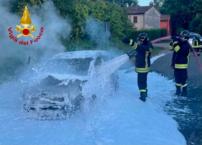 San Giuliano Terme (Pisa), auto distrutta dalle fiamme