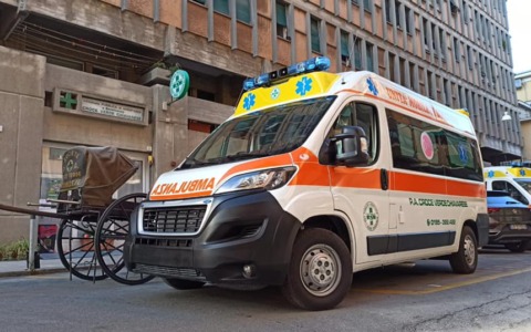 Scavalca un cancello e rimane infilzata: soccorsa in codice verde