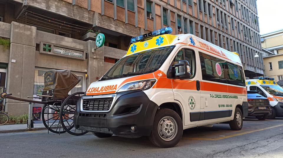 Scavalca un cancello e rimane infilzata: soccorsa in codice verde