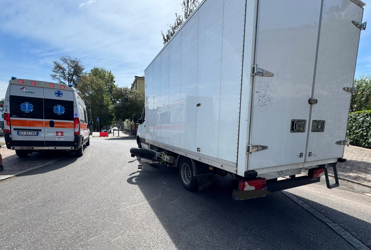 Schianto tra un furgone e una moto: centauro finisce all’ospedale