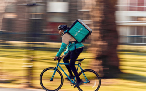 Sciopero dei rider il 15 luglio per più tutele contro il caldo, coinvolte Glovo, Deliveroo e Just Eat