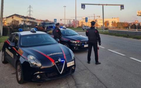 Scippano un’anziana al parcheggio del Gigante: inseguiti e arrestati dai Carabinieri