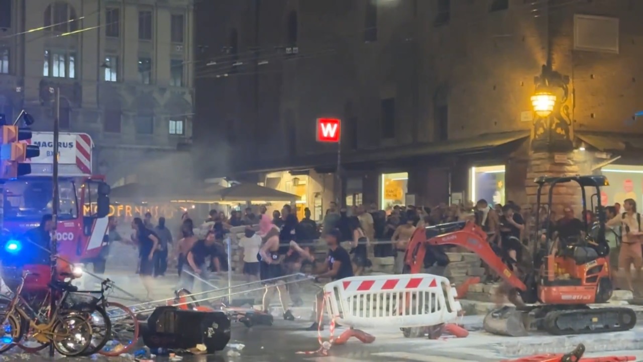 Morte Fakir, scontri in città. La difficile notte di Bologna