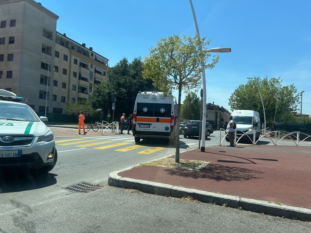 Scontro tra auto alla stazione, strada chiusa e soccorsi in azione