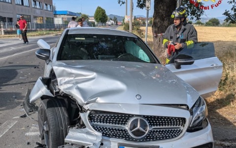 Scontro tra due auto: grave un conducente