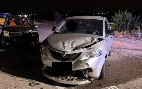 Scontro tra tre auto, cinque feriti: una 20enne ricoverata in ospedale in codice rosso
