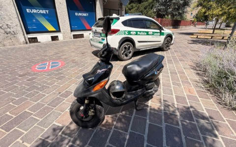 Scooter “fantasma” senza assicurazione e libretto e col numero di telaio cancellato: denuncia e 5mila euro di multe