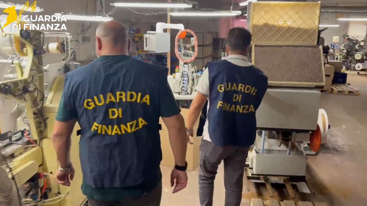 Scoperta maxi fabbrica clandestina di sigarette