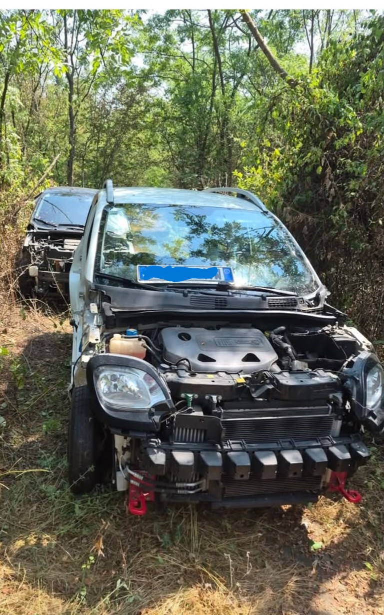 Scoperte da un cittadino due auto “cannibalizzate”